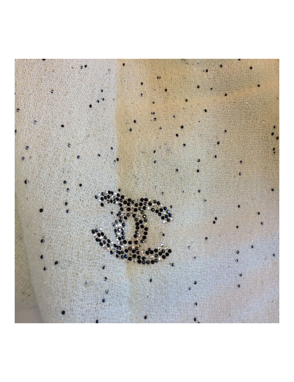 Etole CHANEL écrue à bord frangé en cachemire, soie et petites perles