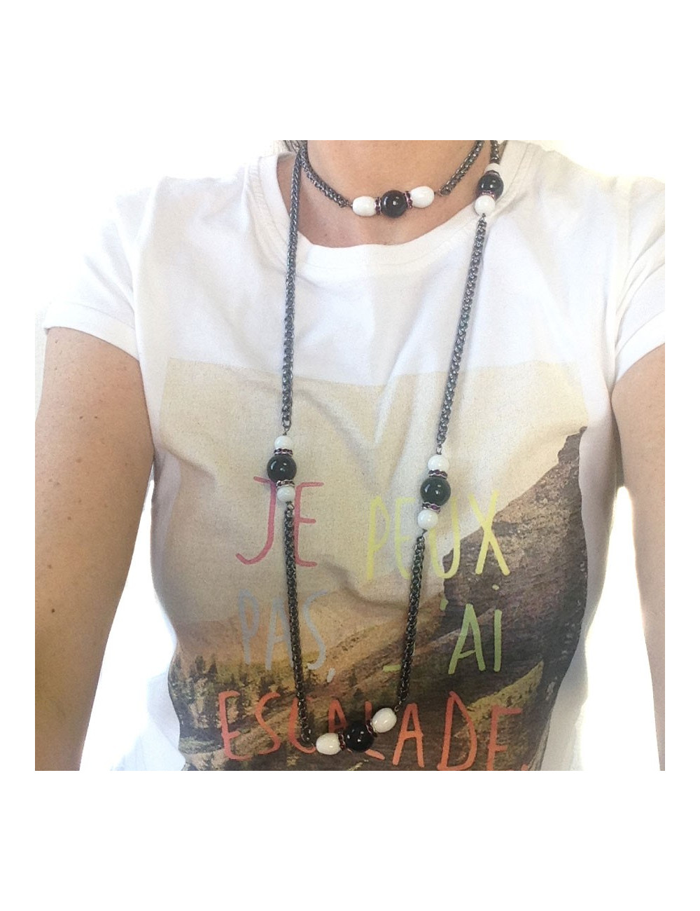 sautoir MARGUERITE DE VALOIS chaîne ruthénium, pâte de verre noire et blanche et strass violet