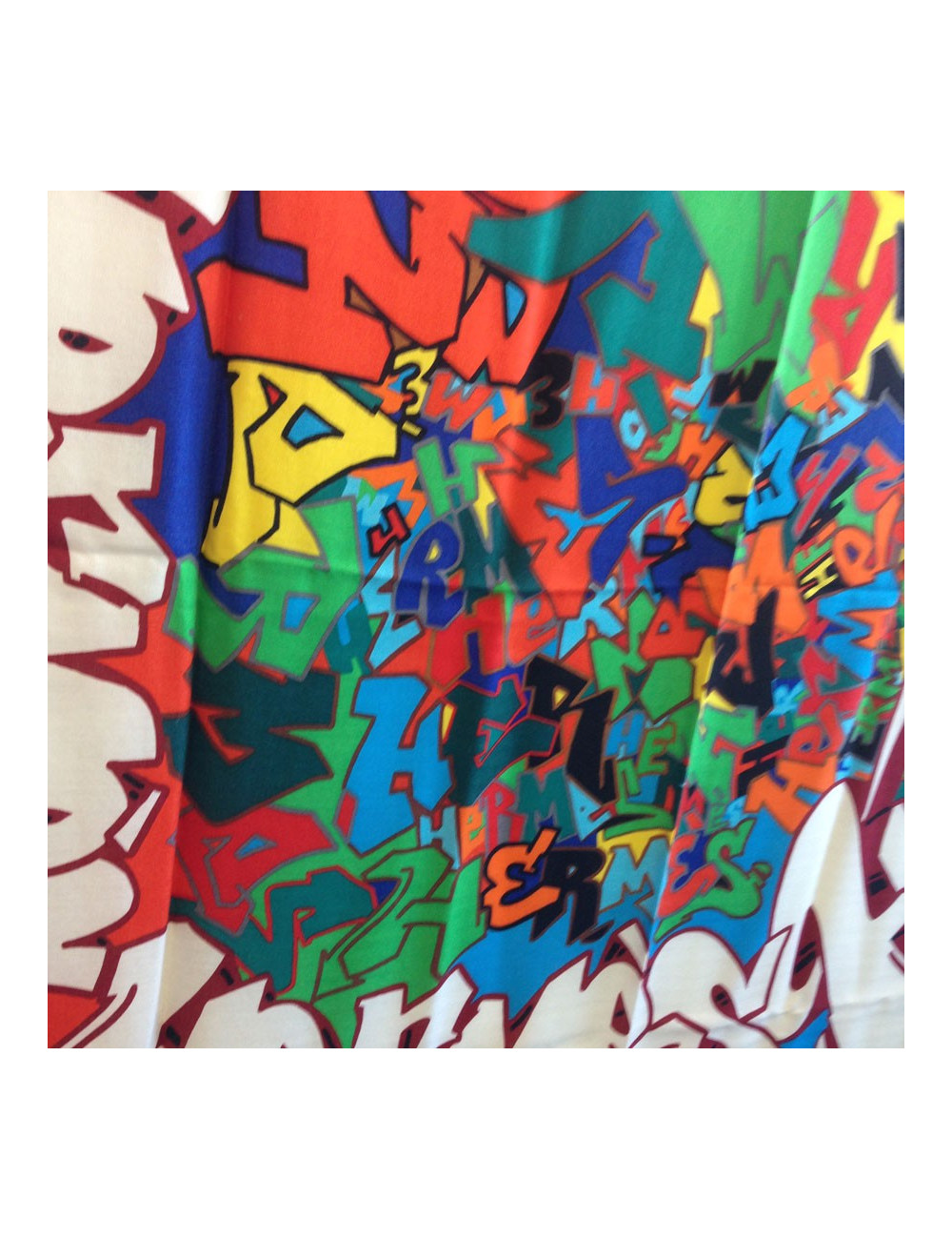 Châle HERMES bords noirs et orange cachemire et soie motif graffitis