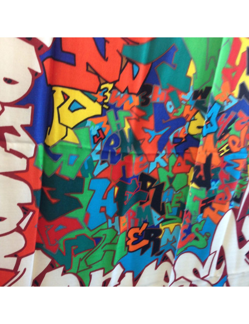 Châle HERMES bords noirs et orange cachemire et soie motif graffitis
