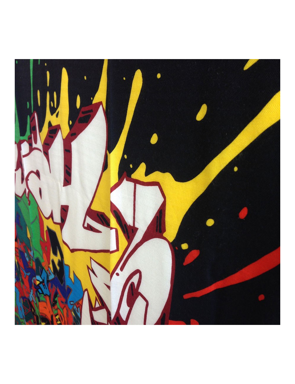 Châle HERMES bords noirs et orange cachemire et soie motif graffitis