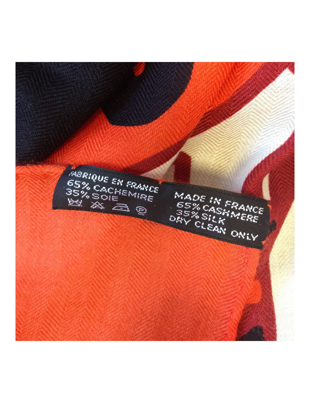 Châle HERMES bords noirs et orange cachemire et soie motif graffitis