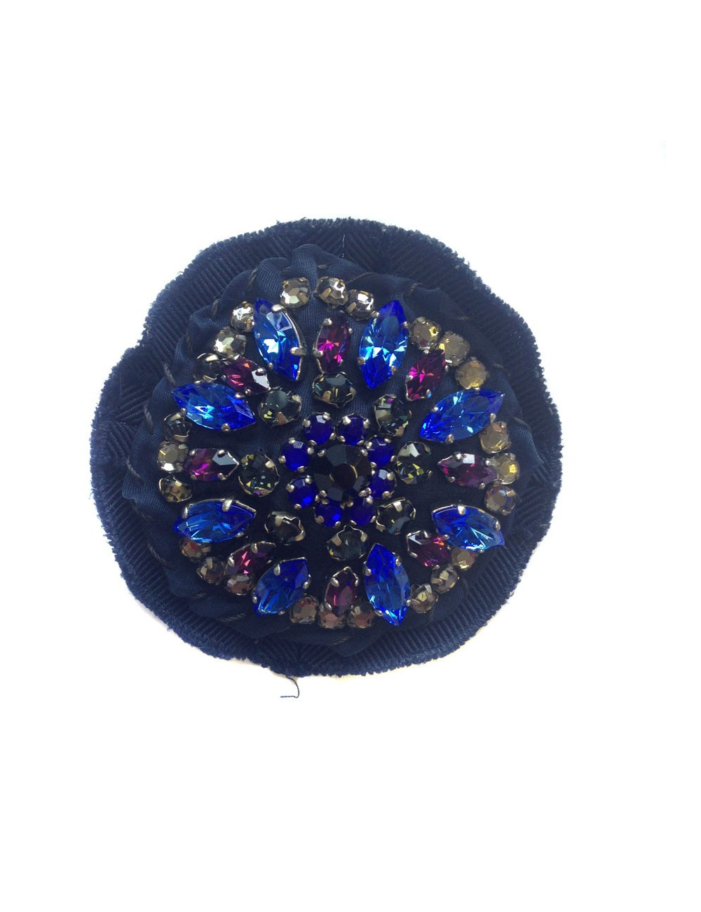 Broche PRADA brodée sur fond bleu marine