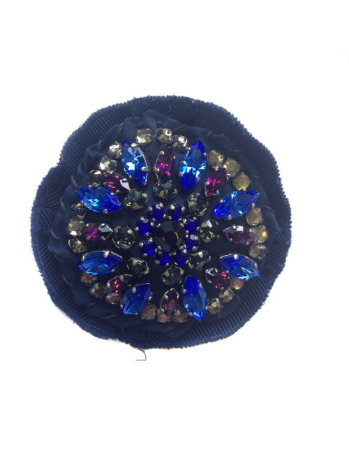 Broche PRADA brodée sur fond bleu marine