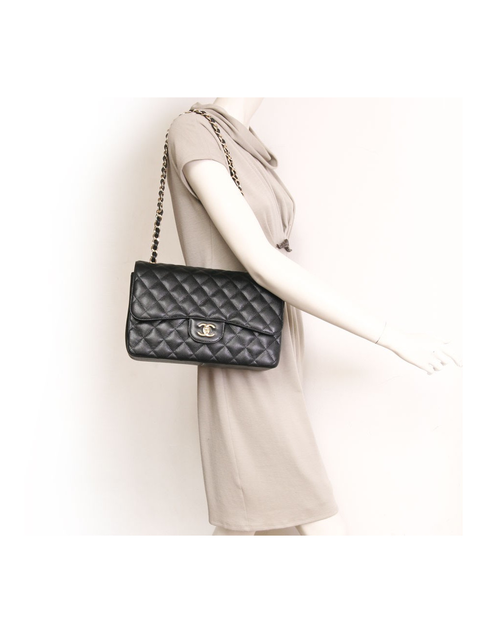 Sac Jumbo CHANEL en cuir caviar noir doré