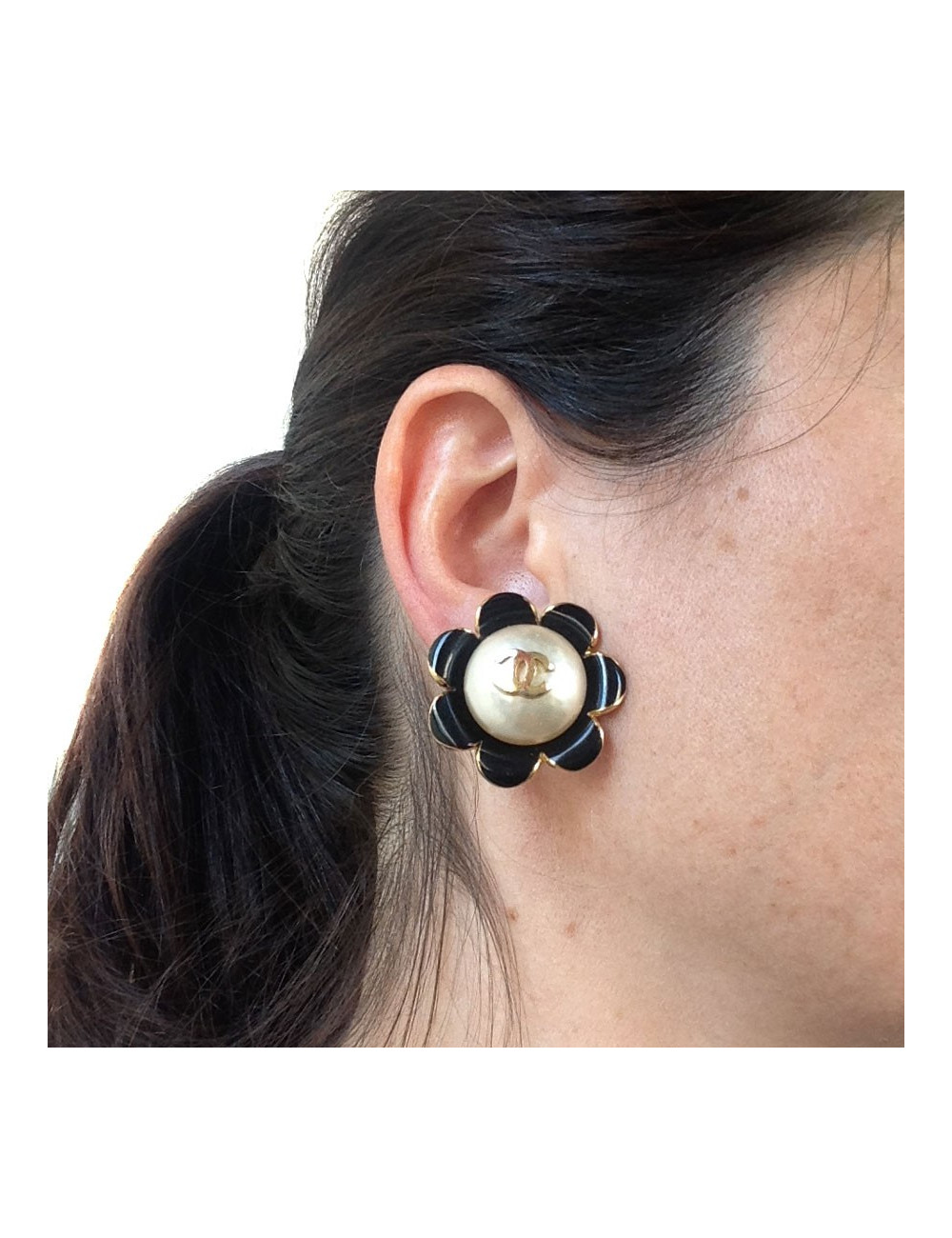 Clips d'oreille CHANEL perle nacrée et émail noir vintage