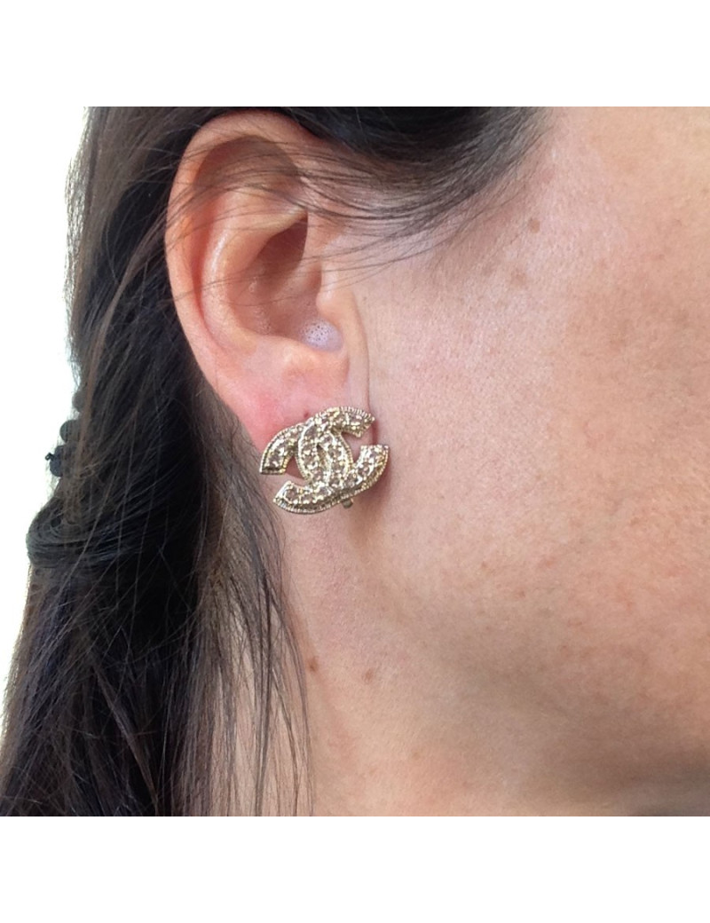 Clips d'oreille CHANEL CC en strass rose
