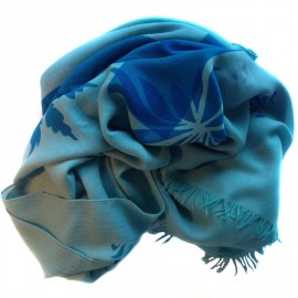Grand châle Hermes bleu ciel en cachemire et laine motif floral