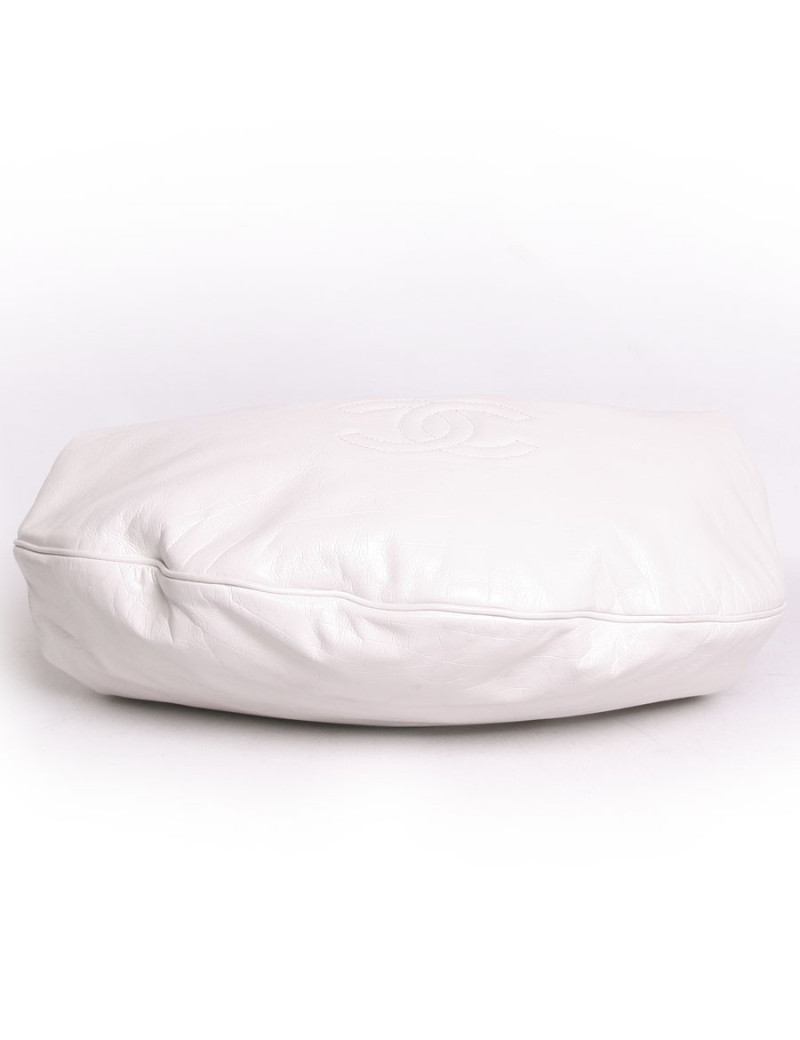 Sac besace CHANEL cuir d'agneau blanc 