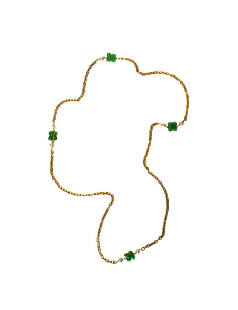 Sautoir MARGUERITE DE VALOIS trèfle, chaîne en métal doré vieilli, pâte de verre émeraude et perle nacrée