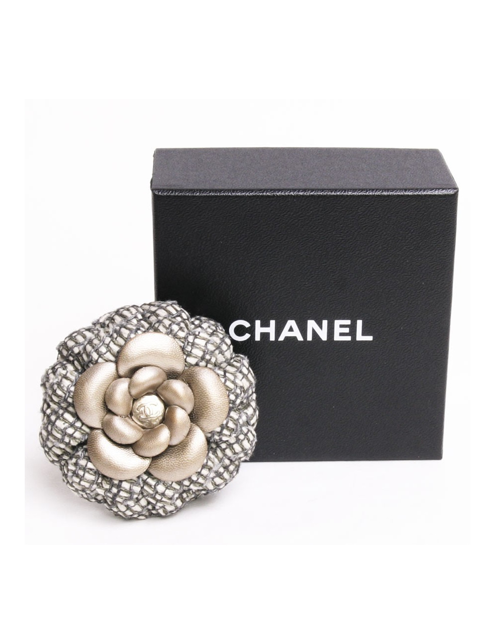 Broche CHANEL en cuir cuivré et tweed 