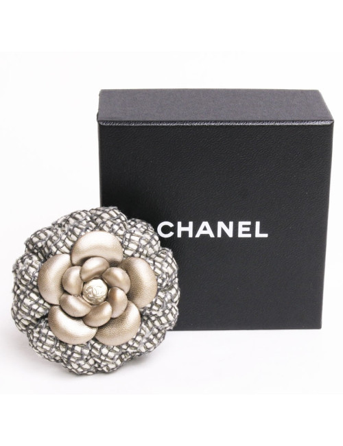 Broche CHANEL en cuir cuivré et tweed 