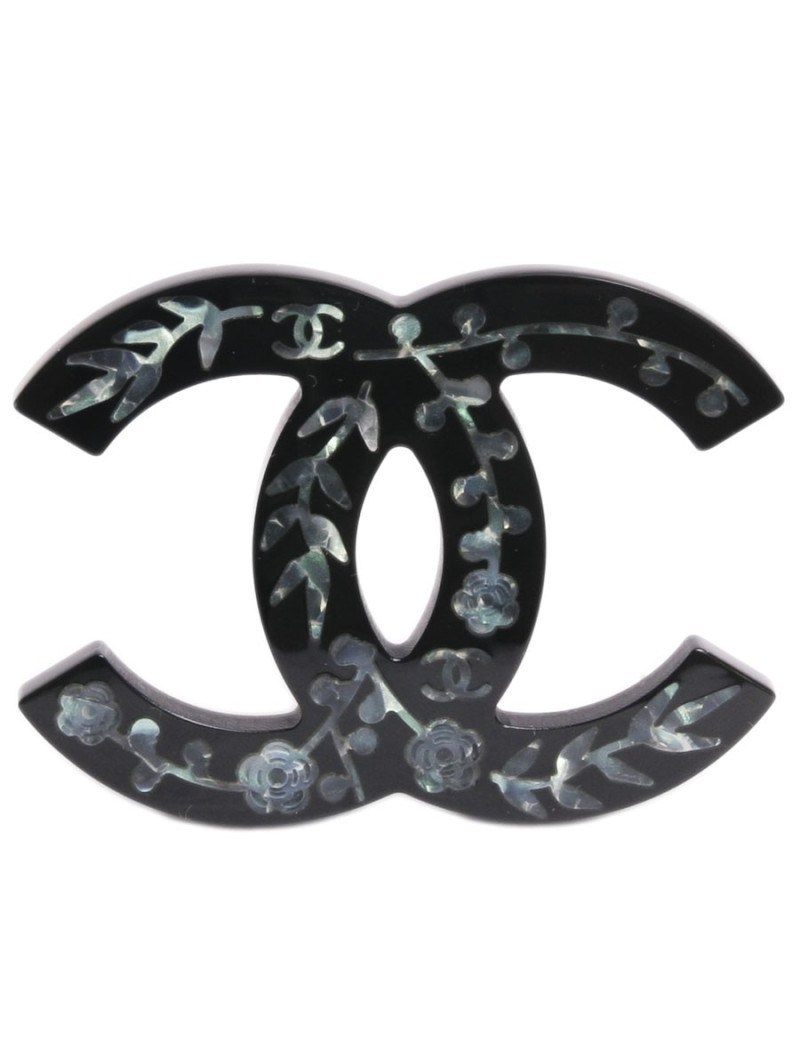 Broche CHANEL CC en plexi noir et gravé de camélias