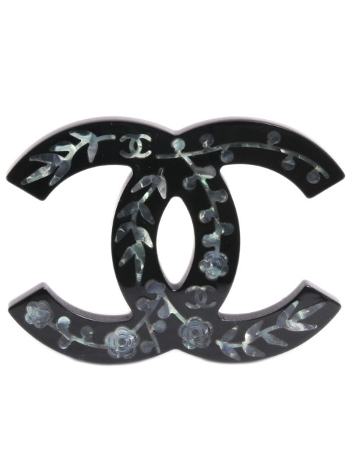 Broche CHANEL CC en plexi noir et gravé de camélias