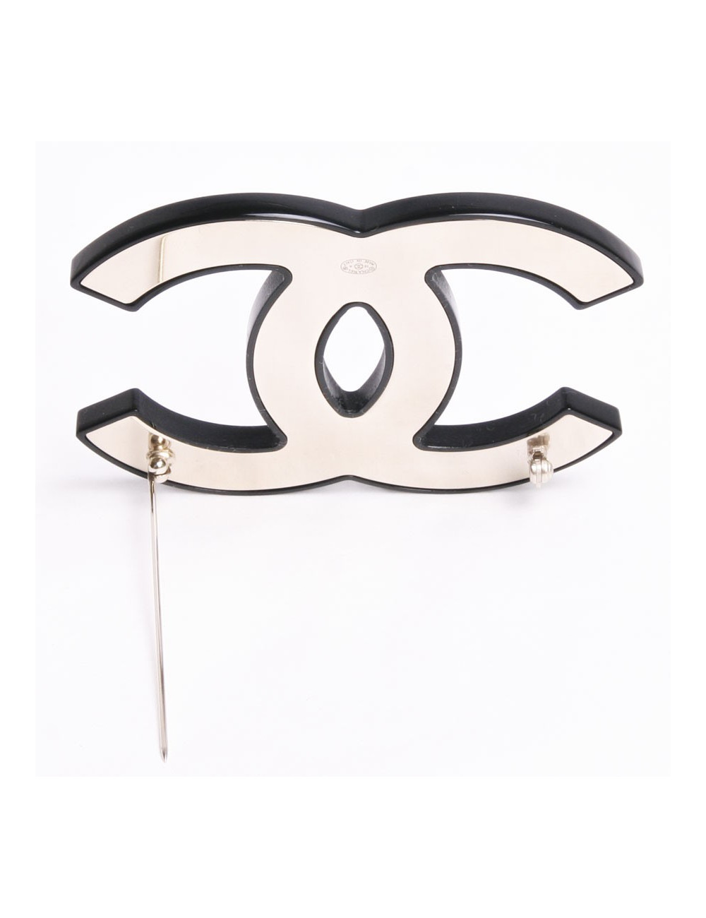 Broche CHANEL CC en plexi noir et gravé de camélias