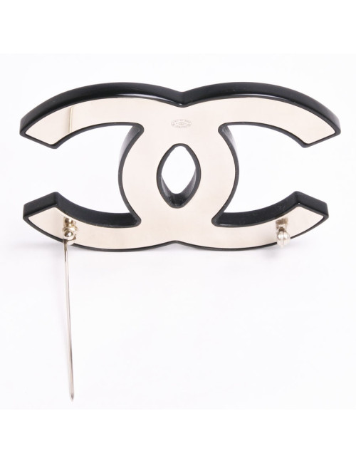 Broche CHANEL CC en plexi noir et gravé de camélias