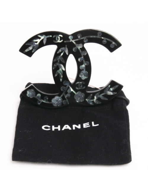 Broche CHANEL CC en plexi noir et gravé de camélias