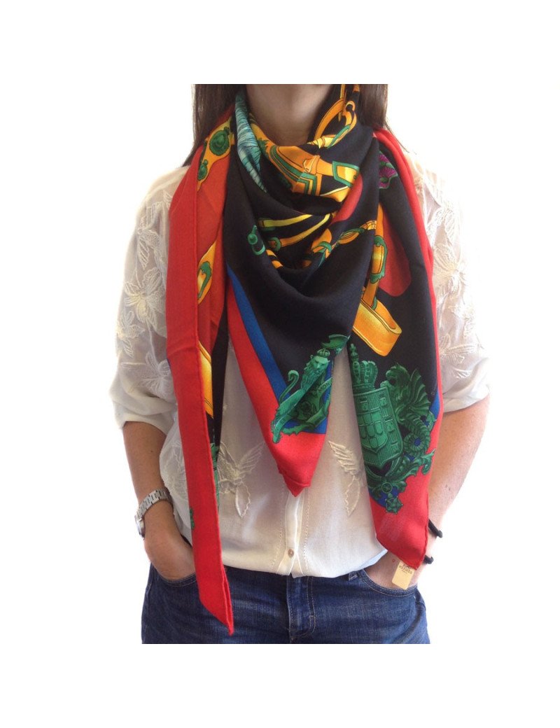 Châle HERMES "Harnais de cour" en cachemire et soie rouge, noir, vert 