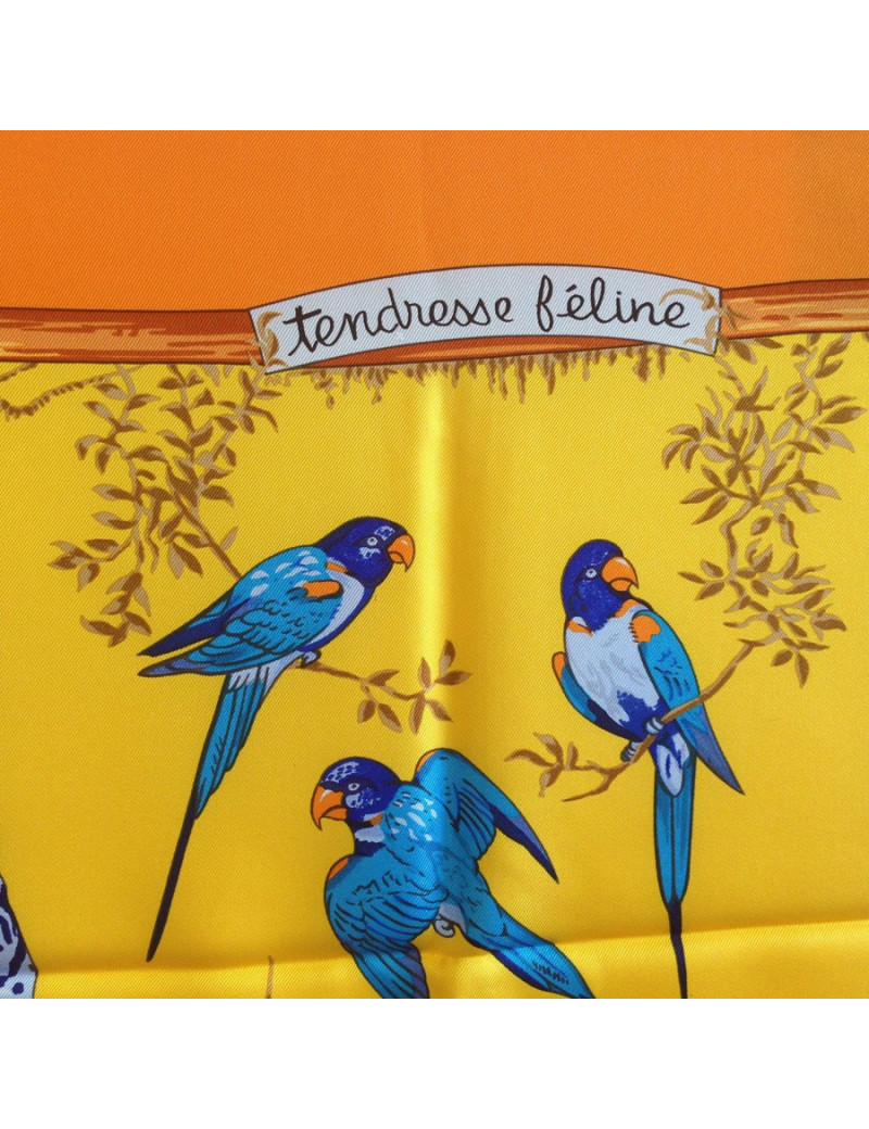 Carré de soie HERMES jaune "tendresse féline"