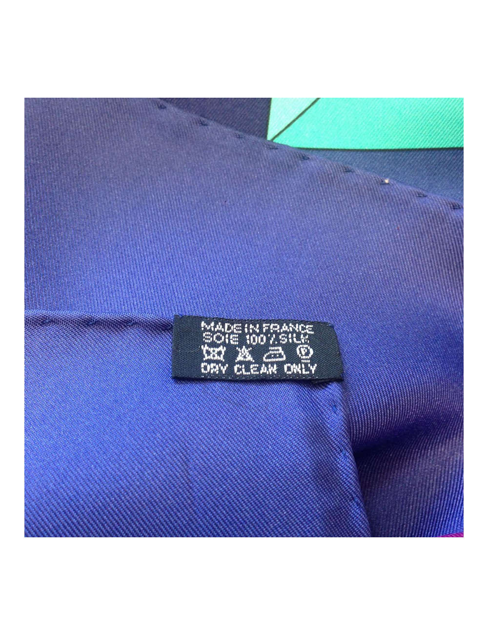 Grand carré HERMES "Psyché" en soie violet