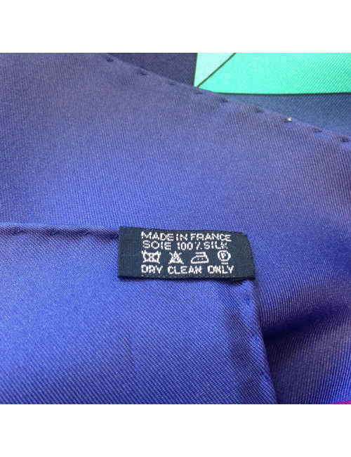Grand carré HERMES "Psyché" en soie violet