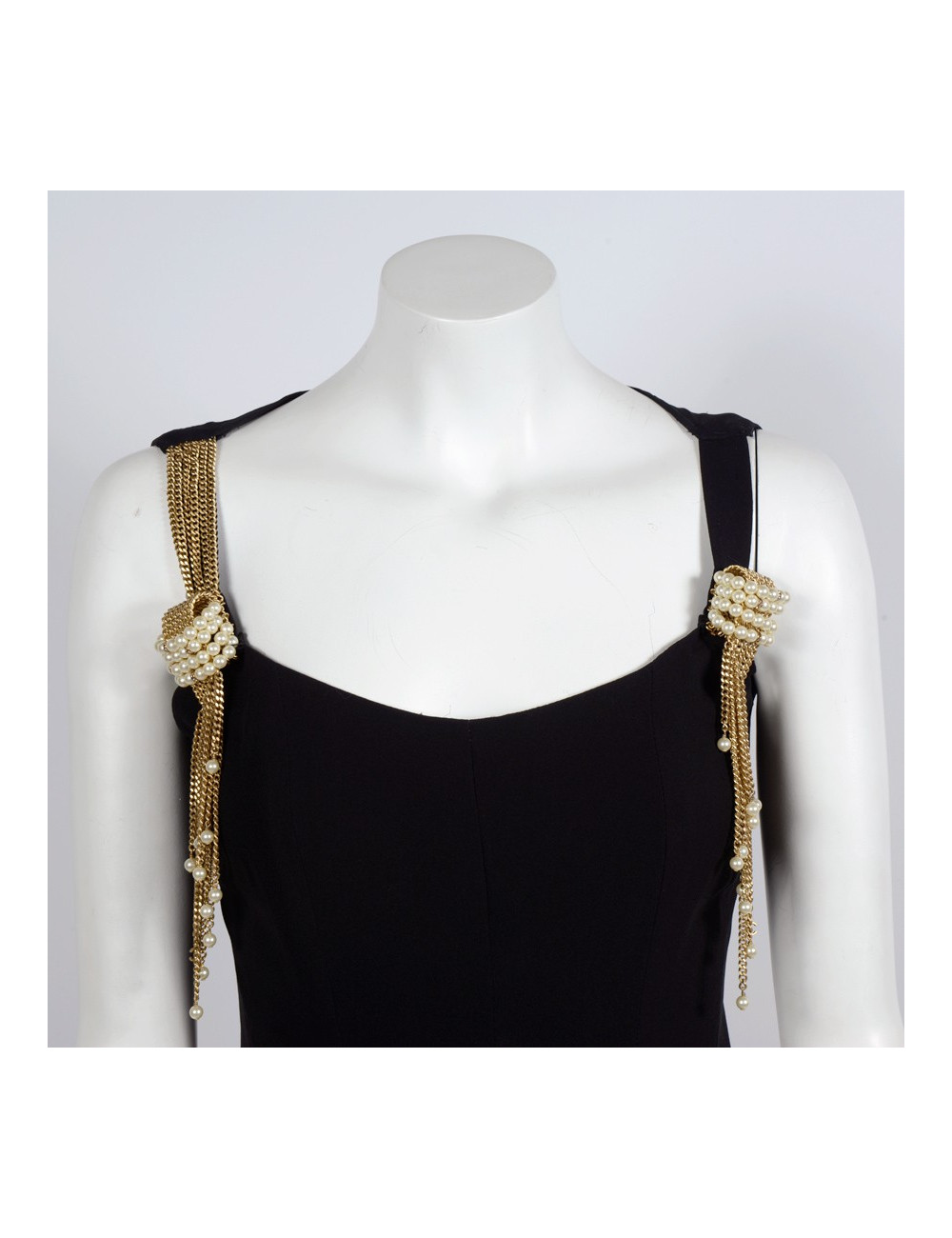 Robe CHANEL T 38 avec bijoux aux épaules