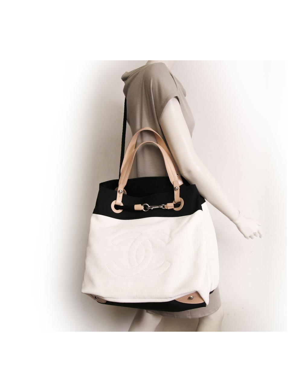  Sac cabas de plage CHANEL en toile écrue et noire