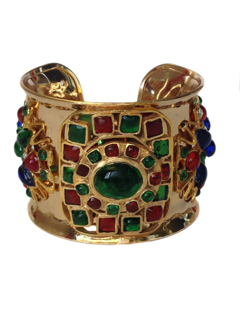 Manchette MARGUERITE DE VALOIS en métal doré martelé, pâte de verre multicolore et strass Swarovski