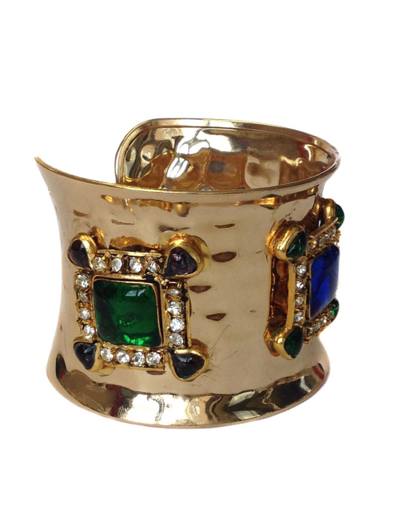 Manchette MARGUERITE DE VALOIS en métal doré martelé, pâte de verre multicolore et strass Swarovski