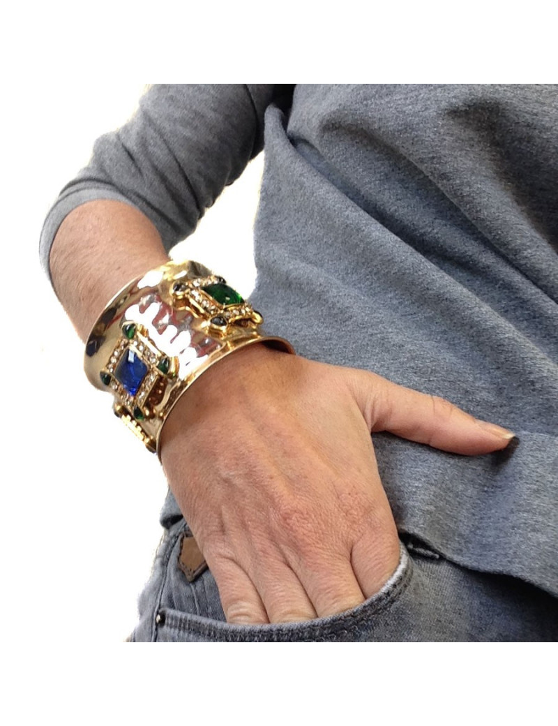 Cuff Couture MARGUERITE of VALOIS in hammered gold metal, pulp of multicolored glass and Swarovski rhinestones