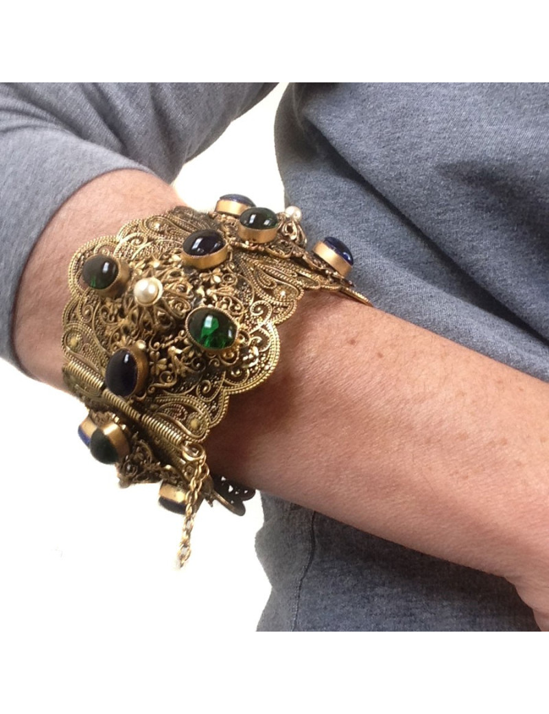 Manchette couture MARGUERITE DE VALOIS en métal doré filigrané,  pâte de verre multicolore et perle nacrée