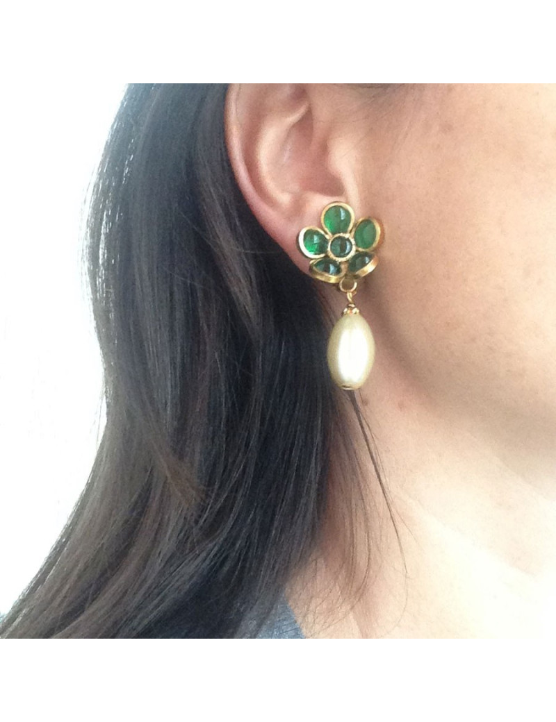 Clips fleurette Marguerite de Valois pâte de verre émeraude et perle ovale nacrée