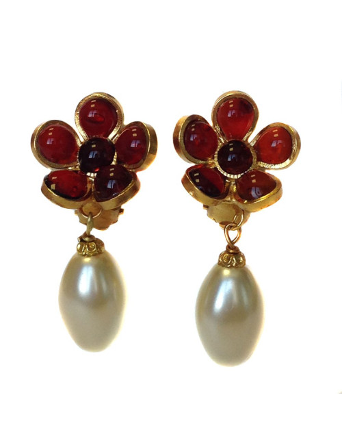 Clips fleurette Marguerite de Valois pâte de verre rouge ambrée et perle ovale nacrée