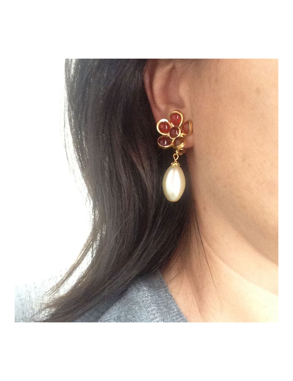 Boucles d'oreille clips Marguerite de Valois fleurettes en  pâte de verre rubis et perle ovale nacrée