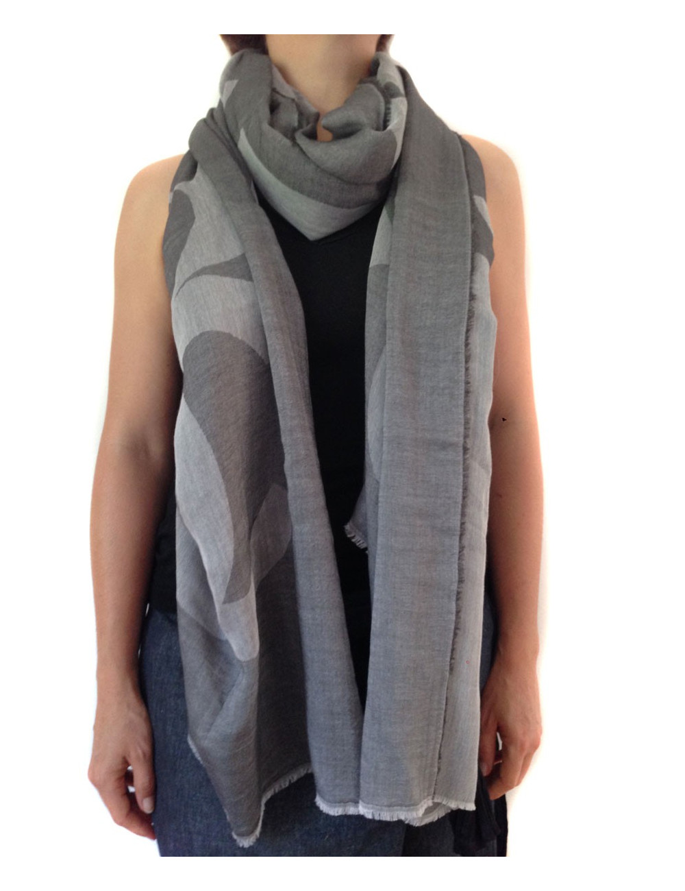 Etole CHANEL à frange en coton gris clair et gris foncé 