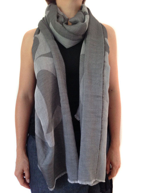 Etole CHANEL à bord frangé en coton gris clair et gris foncé 