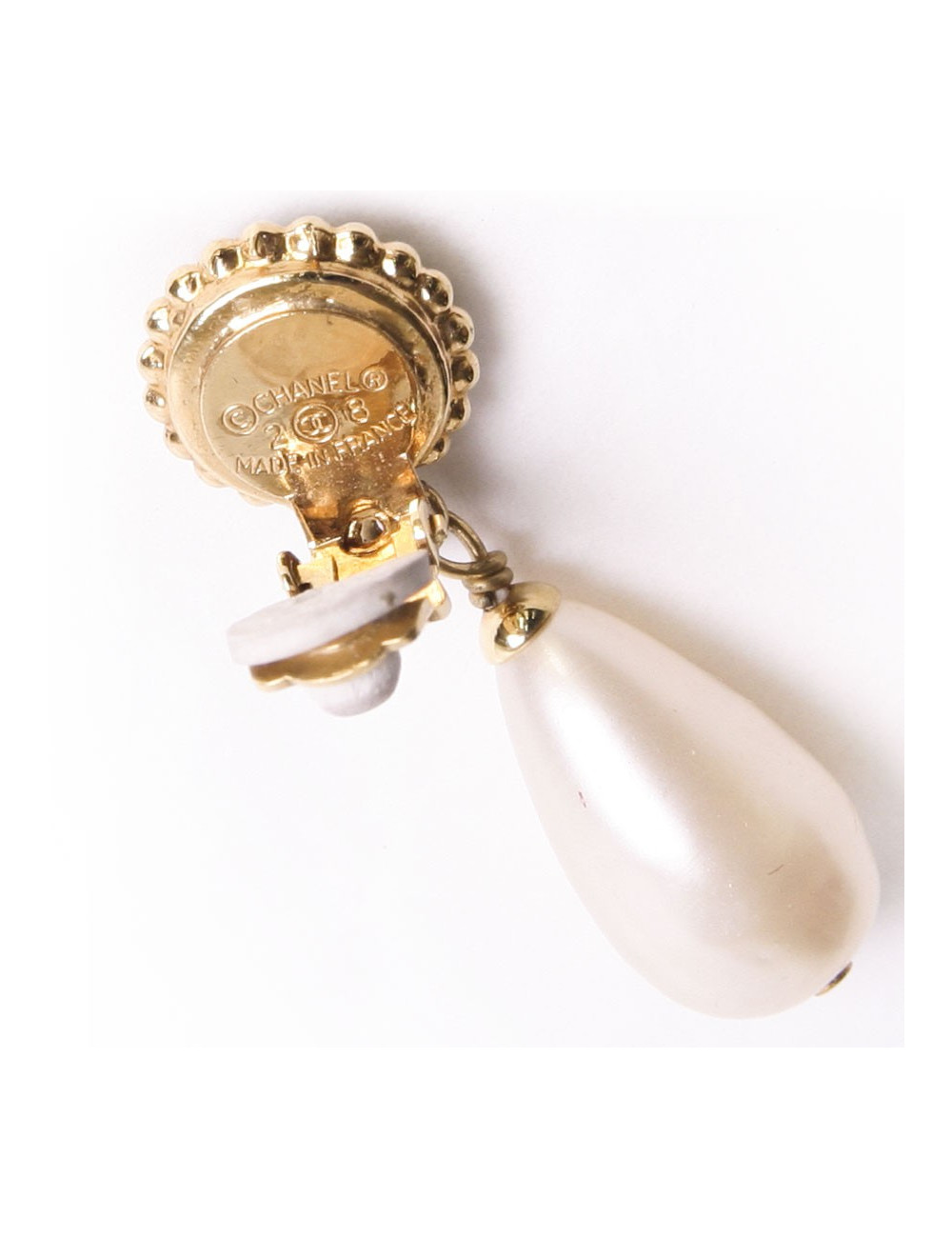 Clips d'oreille CHANEL perle ovale pendante et trèfle à 4 feuilles