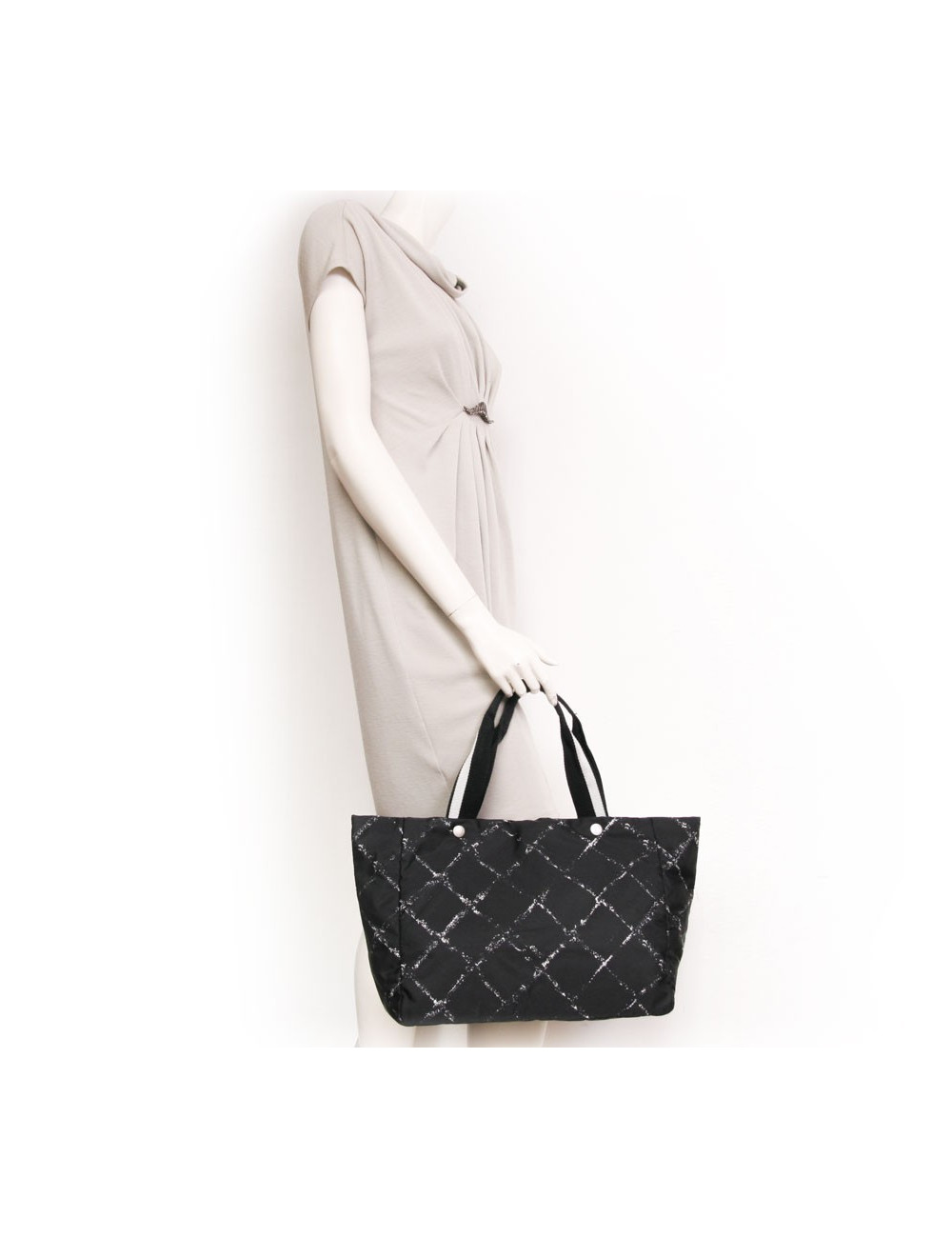 Sac cabas CHANEL noir et blanc "ligne voyage"