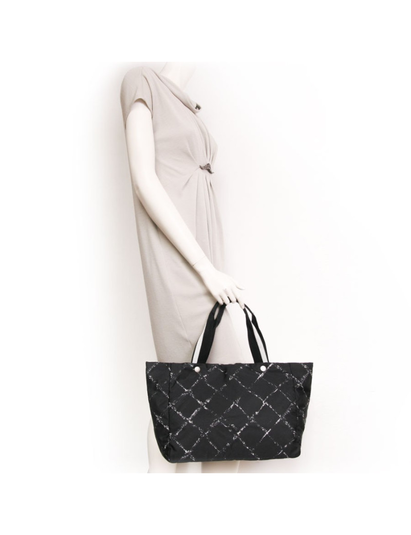 Sac cabas CHANEL noir et blanc "ligne voyage"