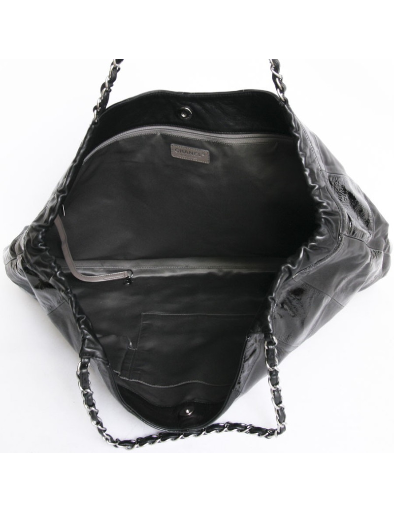 Grand sac CHANEL en cuir verni noir