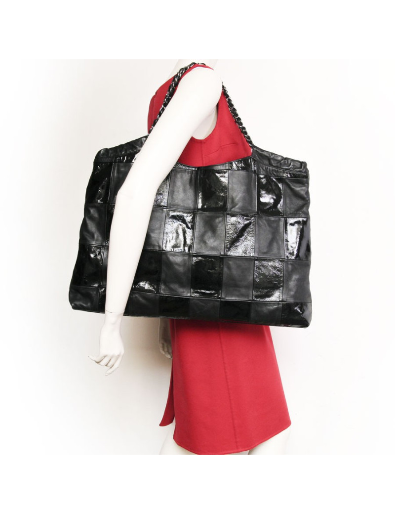 Grand sac CHANEL en cuir verni noir
