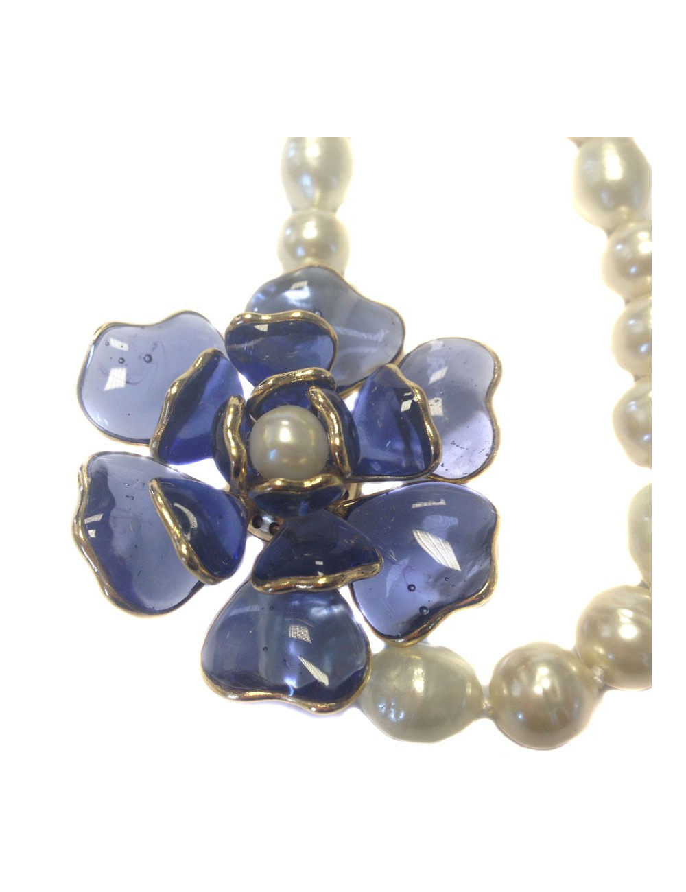 Collier CHANEL perles nacrées et camélia saphir en pâte de verre