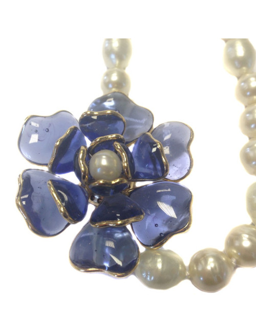 Collier CHANEL perles nacrées et camélia saphir en pâte de verre