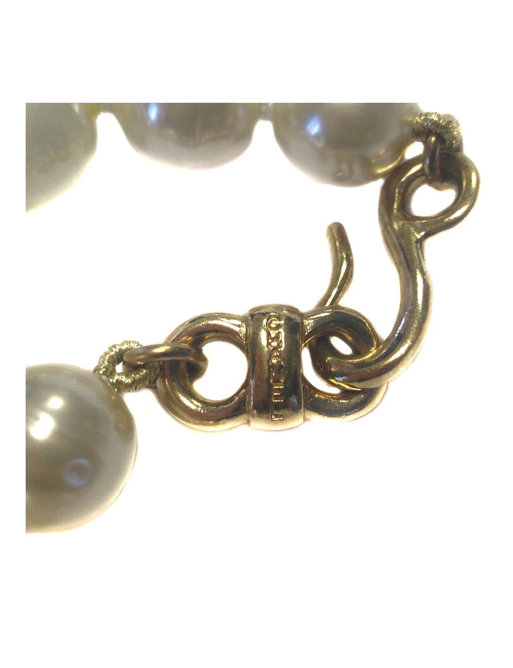 Collier CHANEL perles nacrées et camélia saphir en pâte de verre