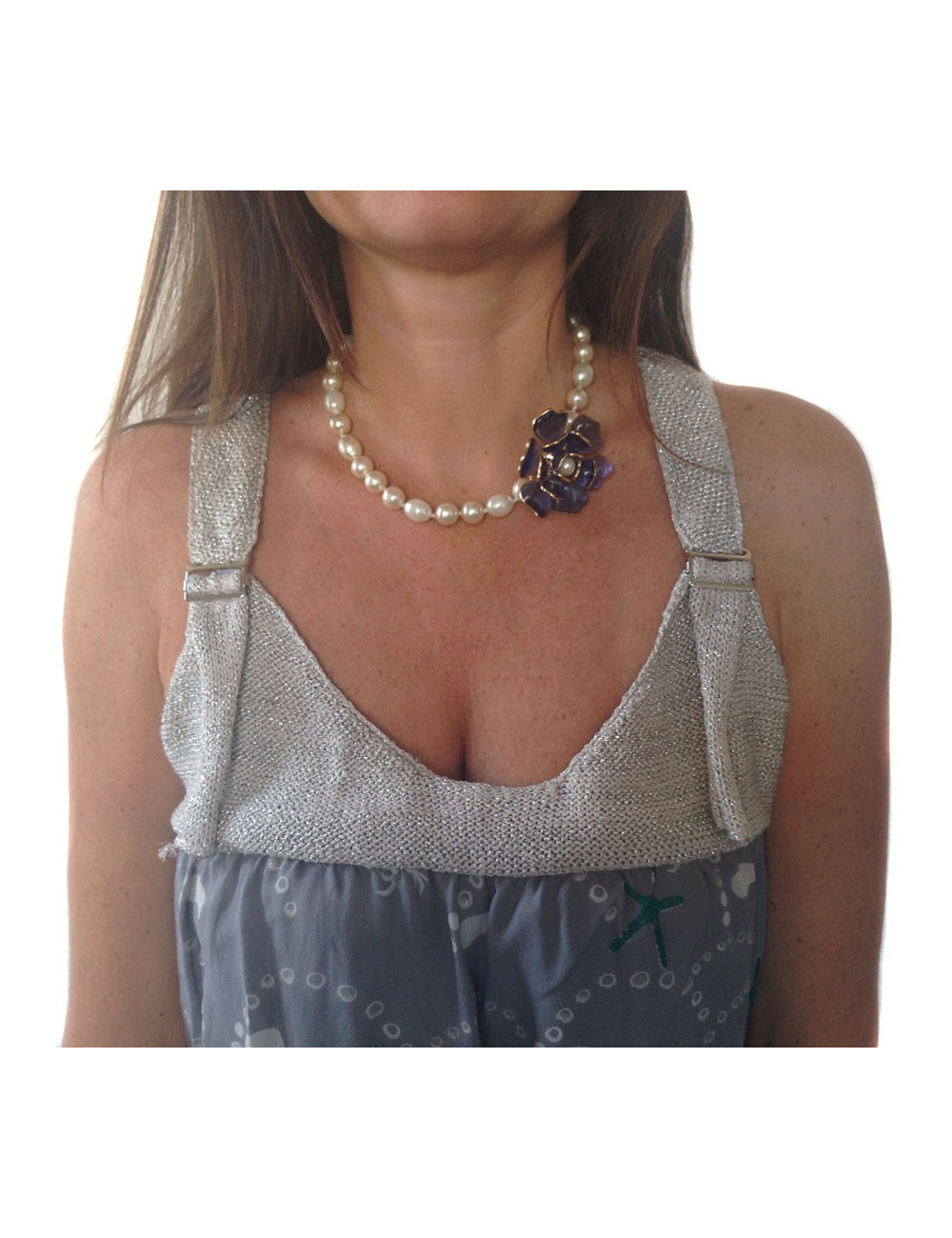 Collier CHANEL perles nacrées et camélia saphir en pâte de verre