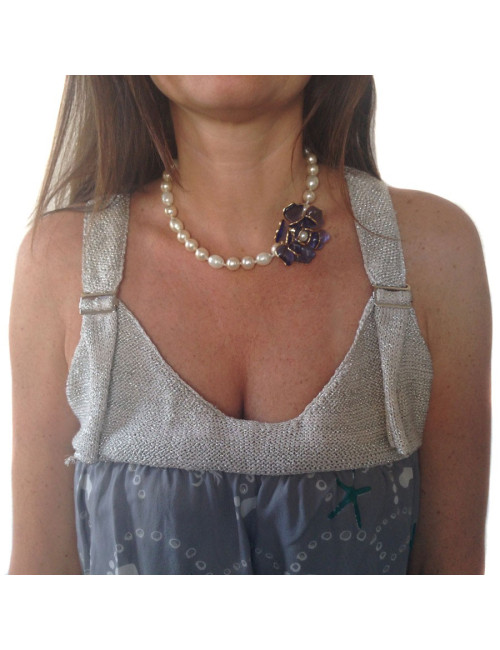 Collier CHANEL perles nacrées et camélia saphir en pâte de verre