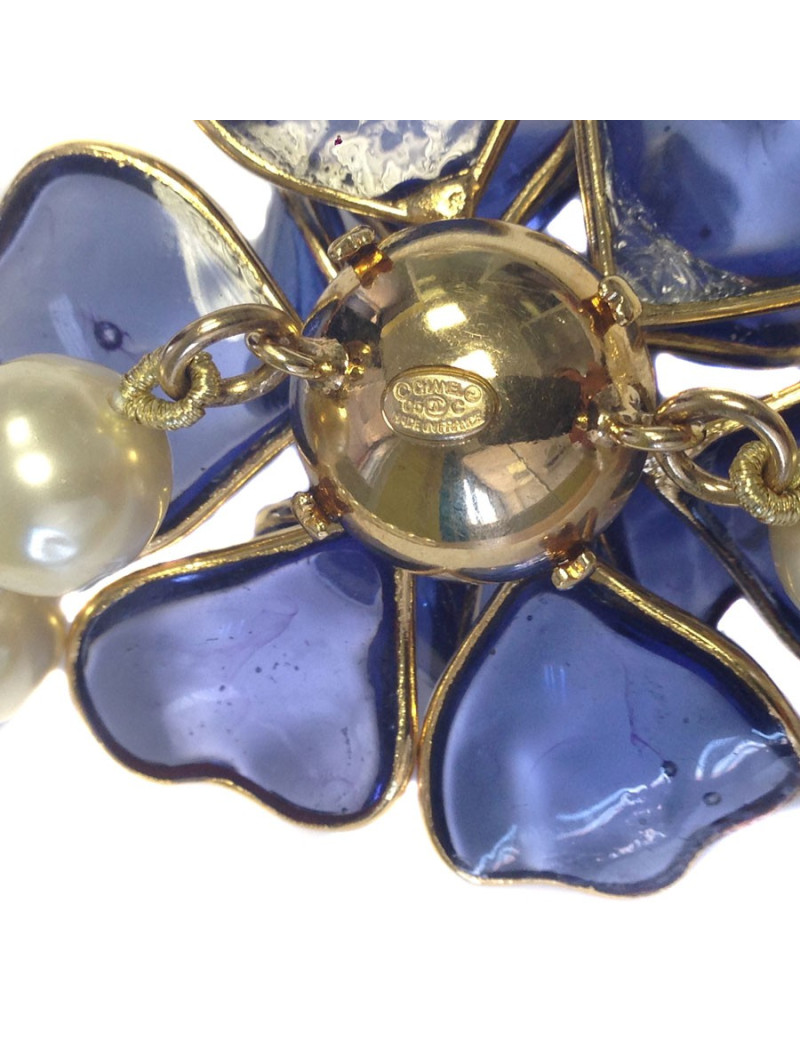 Collier CHANEL perles nacrées et camélia saphir en pâte de verre