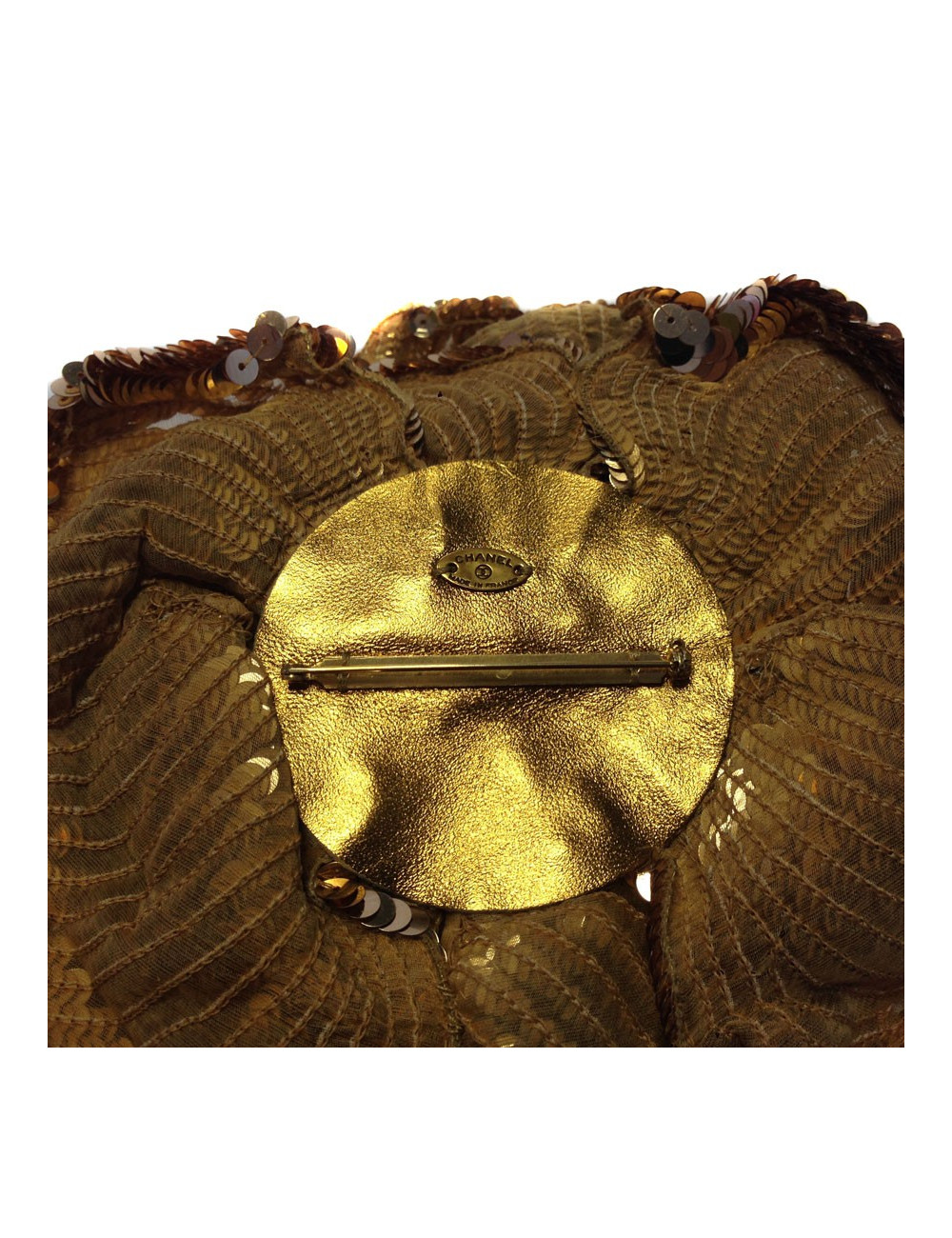 Grande broche CHANEL camélia à sequins mordorés