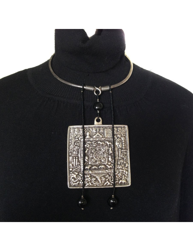 Collier SCOOTER ras du cou en métal argenté avec pendentif carré