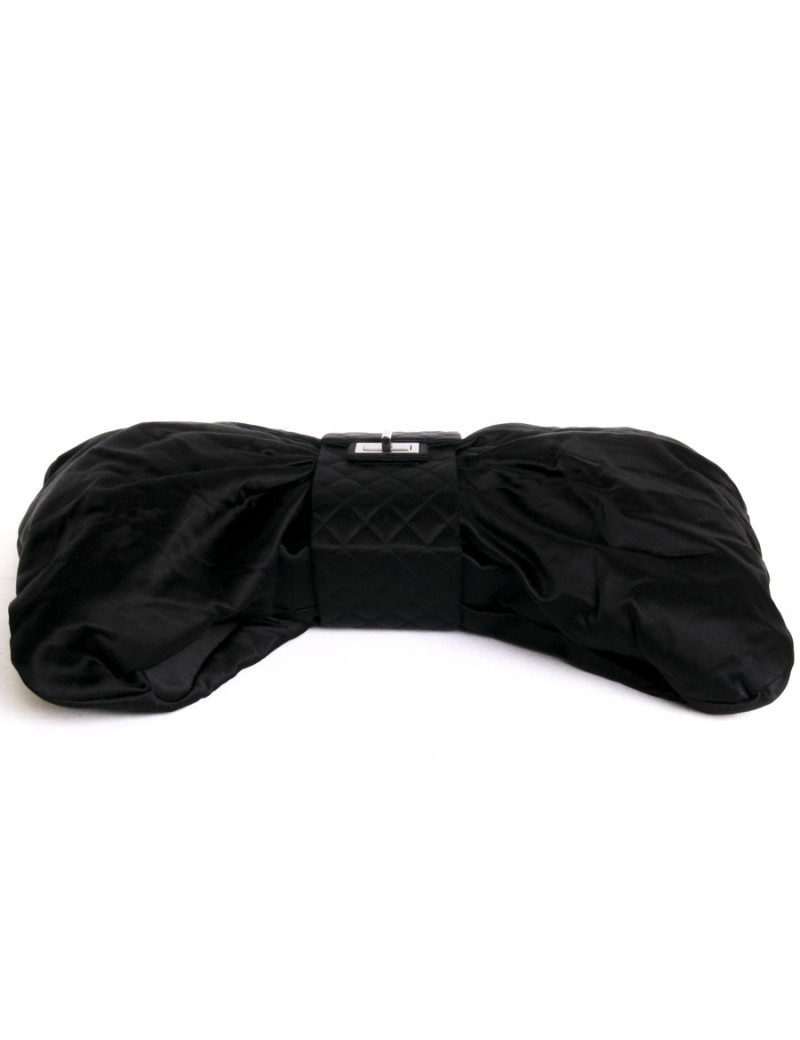 Sac CHANEL en satin de soie noir